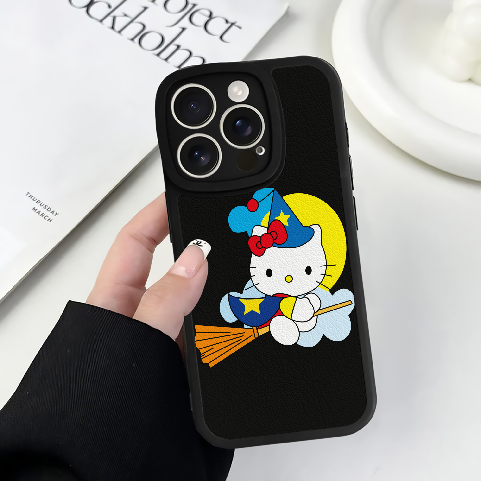 （画像用） Hello Kitty ハローキティ 【iPhone 16シリーズ対応】シリコンスマホケース（レザー調） 材質：シリコン